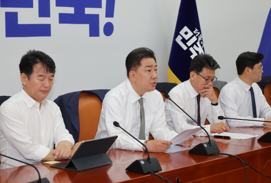 김병기 더불어민주당 대표 직무대행 겸 원내대표가 19일 서울 여의도 국회에서 열린 정책조정회의에 참석해 발언하고 있다. 연합뉴스